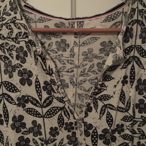 Pilcro x Press Relief Floral V-Neck T-shirt NWOT - Picture 3 of 4